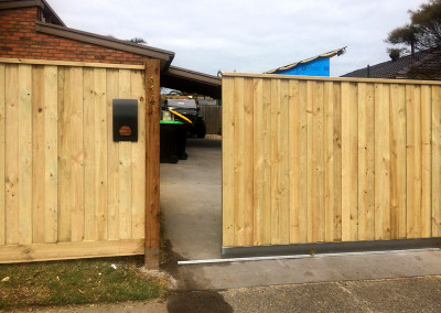 Vertical Capped Timber Panels with Timber Feature Columns and an Automated Electric Sliding Gate and Hinged Access Gate