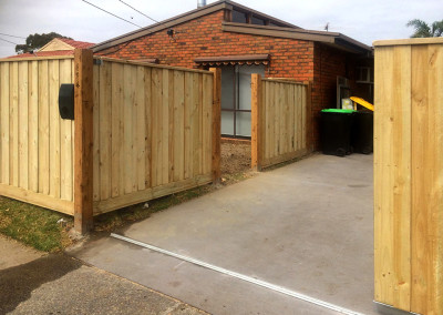 Vertical Capped Timber Panels with Timber Feature Columns and an Automated Electric Sliding Gate and Hinged Access Gate